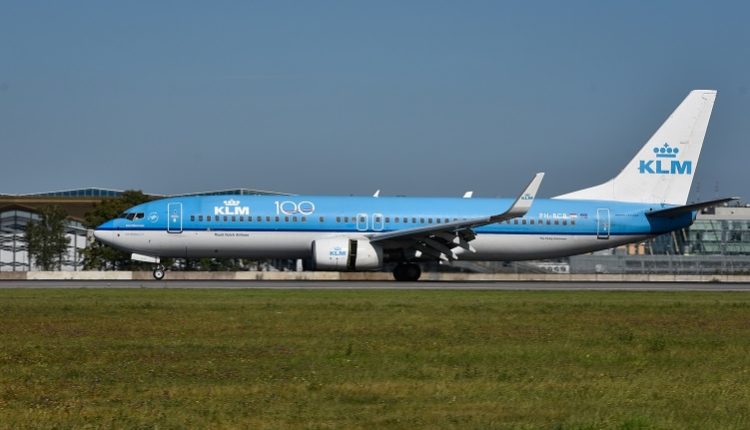 Самолет-авиакомпани-KLM-в-аэропорту-Пулково