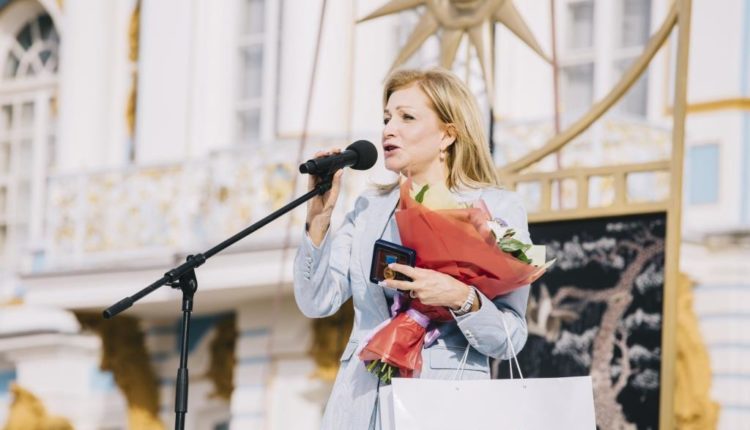 Snimok-2.-YUliya-Strizhak-na-tseremonii-zakrytiya-festivalya-Opera-vsem-v-Pushkine