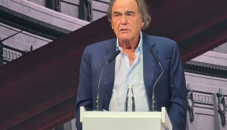Оливер Стоун