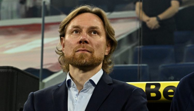 Валерий Карпин в матче с Перу